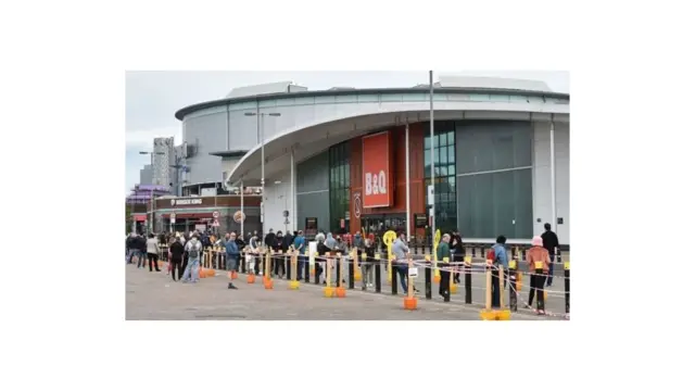 أشخاص يصطفون أمام متجر