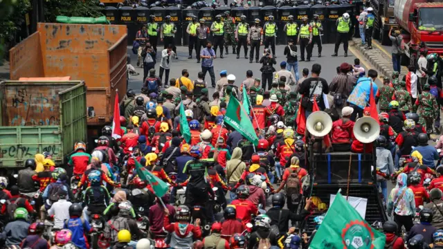 Ribuan buruh mengikuti aksi unjuk rasa di Jalan Daan Mogot, Kota Tangerang, Banten, Rabu (07/10)