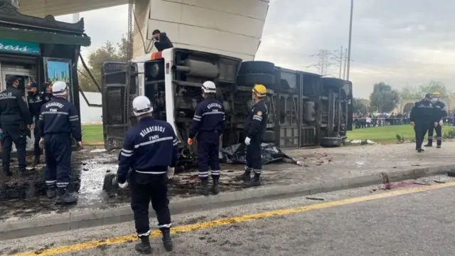 Bakıda hava limanı yolunda yük maşının sərnişin avtobusu ilə toqquşması nəticəsində 5 nəfər ölüb, 21 nəfər yaralanıb.