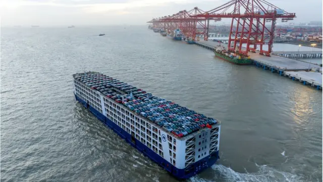 一艘满载新能源汽车的货船离开中国江苏太仓港。