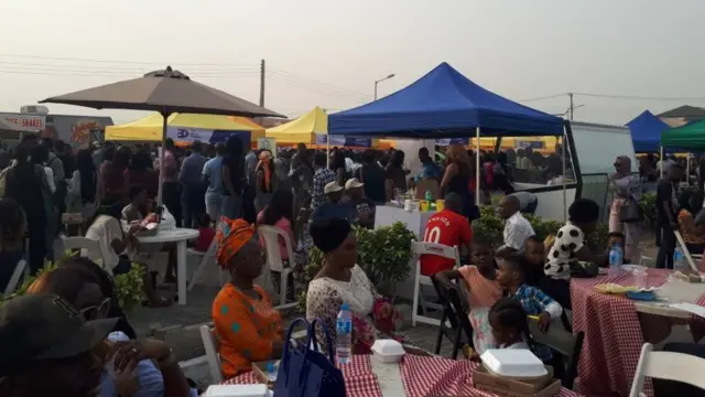 People dey siddon for di festival