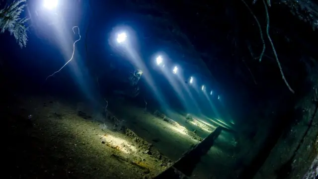 Останки греческого сухогруза Giannis D у берегов Египта: солнечные лучи, пробивающиеся через иллюминаторы, добавляют драматичности этой картине