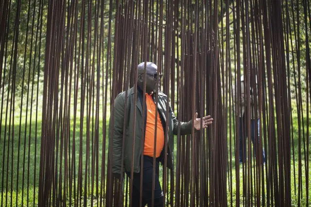 Igishusho c'umunyatugenegene Adelheid von Maltitz ni kimwe mw'imurika ry'ibishusho "Good Neighbours" mu kibanza ca Nirox Sculpture Park i Johannesburg, Afrika y'epfo, itariki 07 Rusama (5) 2022. Nirox yakoranye na Kaminuza zo muri Afrika y'epfo, Zimbabwe, Eswatini, Mozambique, Namibia, Angola na Botswana.