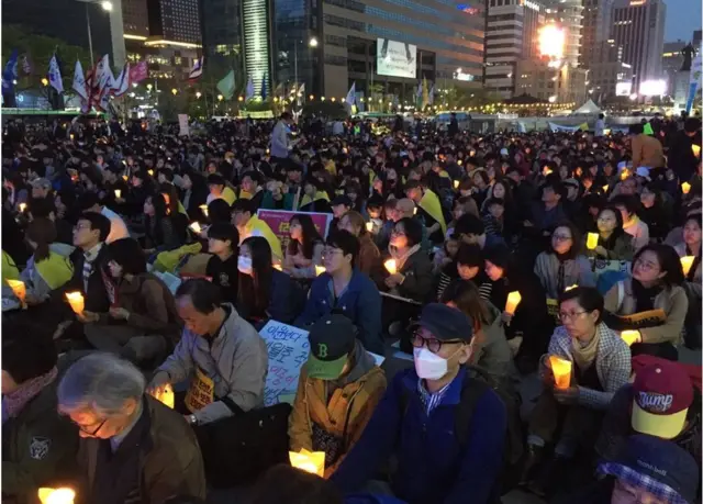 數千民眾以燭光晚會悼念世越號船難三週年。