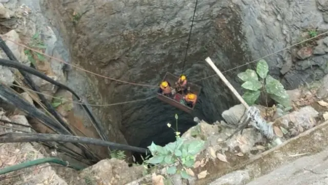 ప్రమాదం జరిగిన గని వద్ద సహాయ చర్యలు