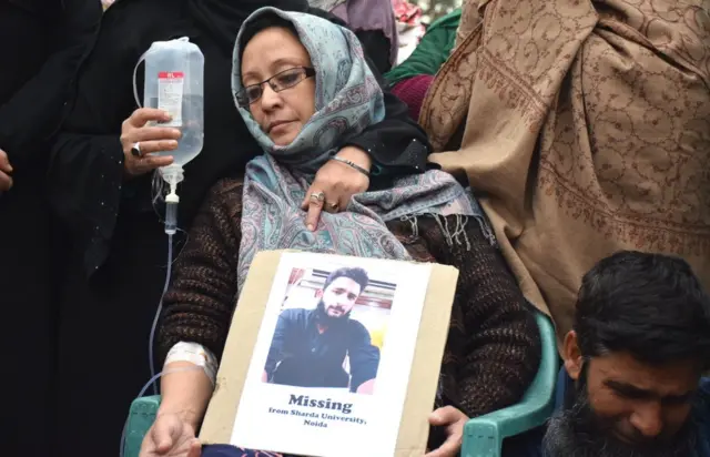 एहतिशाम की तस्वीर लिए उसके माता-पिता