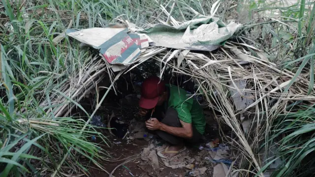 လမ်းဘေးတဲတစ်ခုမှာ မူးယစ်ဆေးသုံးနေသူတစ်ဦး