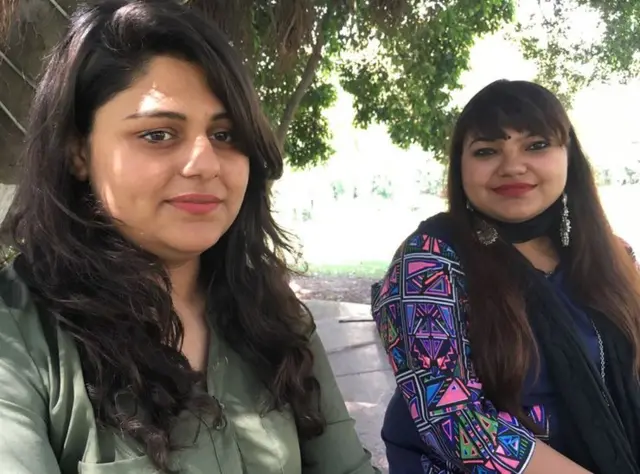 యువతులు