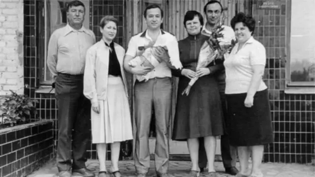 යූල්යා ඉපදුන දින ඇයව තුරුල් කරගෙන සිටින කර්නල් ස්ක්‍රිපාල් සහ තවත් ඥාතීන් පිරිසක්