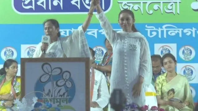 मिमि चक्रबर्ती के साथ ममता बनर्जी