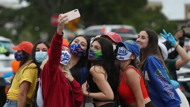 Amigos tiram uma foto juntos