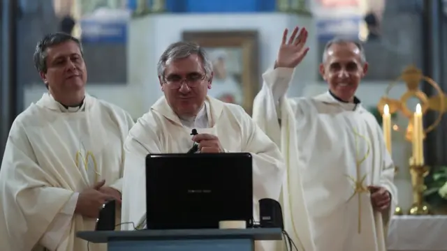 Sacerdotes ofrecen misa por internet en Buenos Aires.
