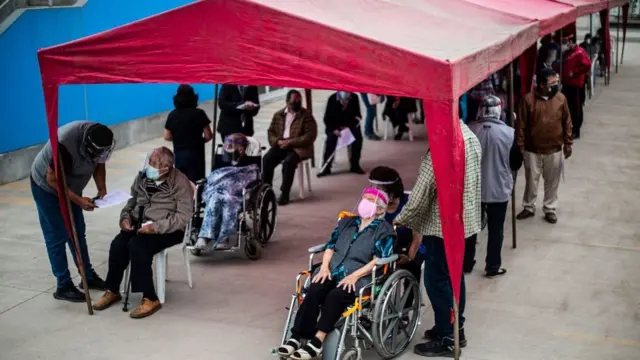 fila da vacina em Lima