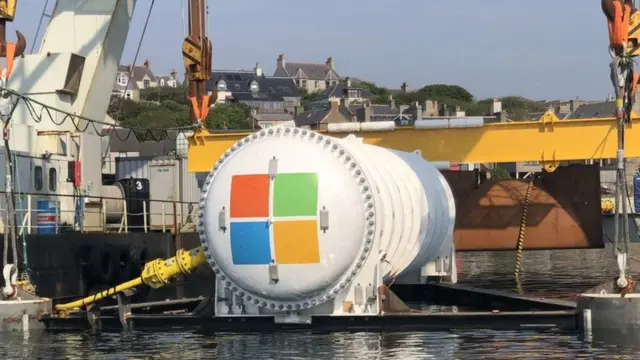 డేటా సెంటర్‌తో కూడిన సిలిండర్