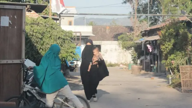 Aktivitas warga di kampung santri.