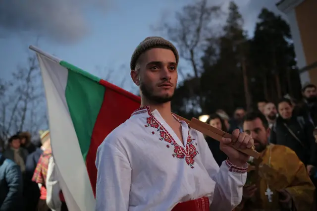 U formi litije, učesnici se zatim kreću prema reci Tundži koja protiče kroz centar varošice do mesta na kojem će se održati Bogojavljensko kupanje.