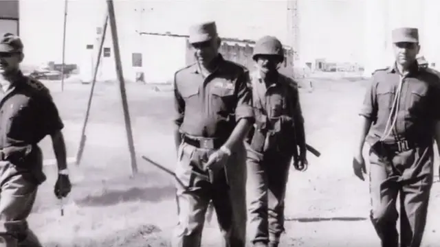 जनरल सगत सिंह (बीच में)