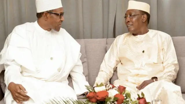 Shugaban Najeriya Muhammadu Buhari (hagu) da shugaban Chadi Idris Deby (hagu) su na ganawa a lokacin taron shugabannin kasashen yankin Sahel da Sahara (CEN-SAD) a ranar 13 ga watan Afirilu 2019 a birnin N'Djamena.