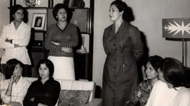 سازمان دموکراتیک زنان در کنار حزب دموکراتيک خلق افغانستان فعاليت سياسی می‌کرد و در اولین کنگرۀ این سازمان در سال ١٩٦٧ میلادی، خانم راتب‌زاد به‌ عنوان رئیس آن انتخاب شد