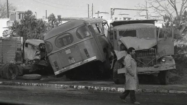 Баррикады из грузовиков и автобусов.
