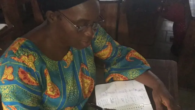 Okenye na-agụ akwụkwọ