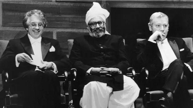 سلام لومړنی پاکستانی و چې د نوبل جایزه یې وګټله. په انځور کې دی ښکاري چې د سټوکهولم کې جایزه ترلاسه کوي.