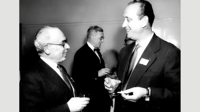 أنتج روبرت لوكاس (يسارا) برامج إذاعية ساخرة لإذاعة بي بي سي الألمانية منذ عام 1938