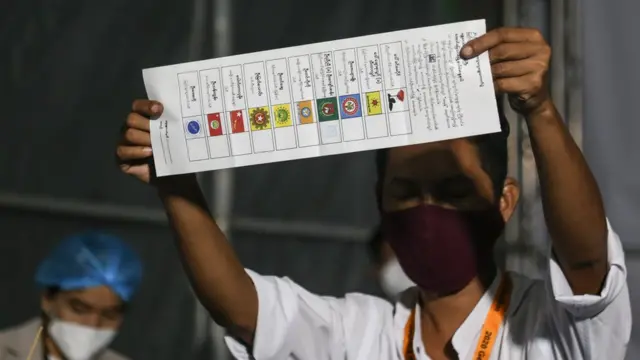 တပ်မဲရုံ တစ်ခုတွင်မဲရေတွက်နေစဥ်