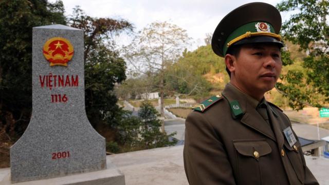 戰爭已經過去30年，中越兩國關係逐漸得到改善。圖為友誼關越南一側的界碑和越南邊界官員。（攝於2009年5月2日）