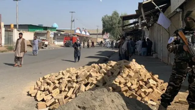 তালেবানের সৈন্যরা মসজিদটিকে ঘিরে রেখেছে।