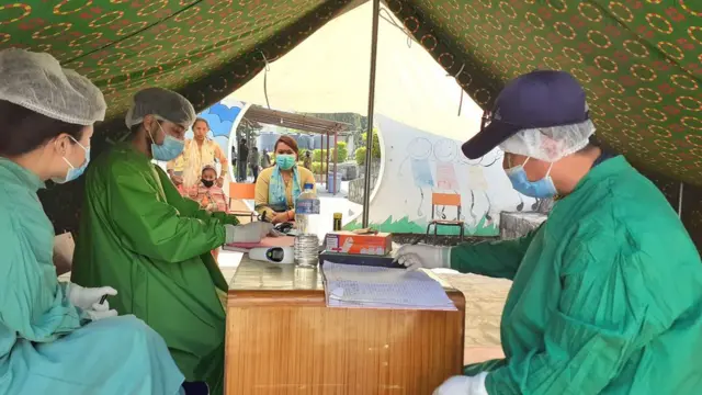 बिरामीको विवरण टिप्दै