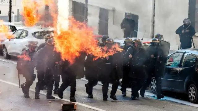 الشرطة الفرنسية تواجه المظاهرات