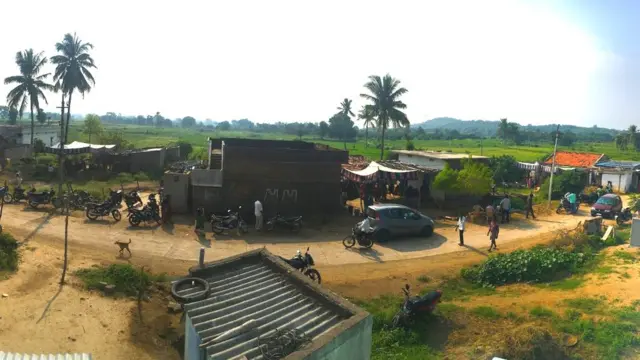 గ్రామంలోని చాలా ఇళ్ల ముందు ఇలాంటి టెంట్లు కనిపించాయి
