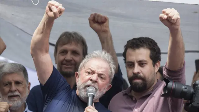 Líder do MTST durante último discursogiros grátis no registroLula antesgiros grátis no registroser preso