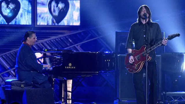 Февраль 2004 года. Чик Кориа выступает на церемонии вручения премий "Грэмми" вместе с Дэйвом Гролом из Foo Fighters. Они исполняют хит этой группы "Times Like These"