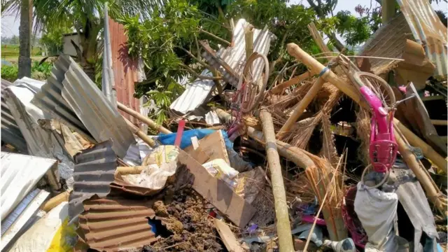 तोड़े गए घर