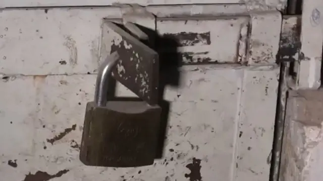 Khaalid ayaa xabsiga la dhigay kaddib markii lagu aqoonsaday muuqal muujinayo isagoo dibadbaxyadu ka qayb qaadanayo.