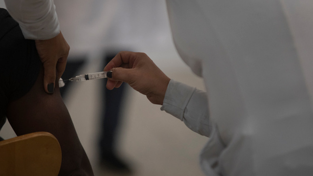 Profissionalbetnacional promoçãosaúde aplica vacina numa pessoa