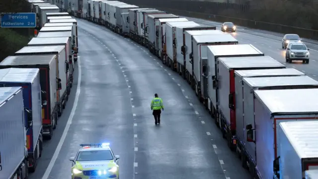 полицейский патруль на шоссе