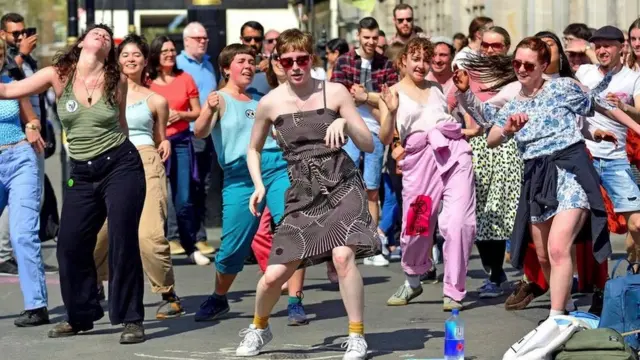 Ples može biti veoma moćno oružje kada se koristi u svrhu protesta - naravno, demonstrantima se spočitava da boluju od koreomanije