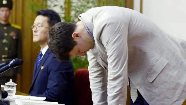Warmbier pide perdón en una rueda de prensa