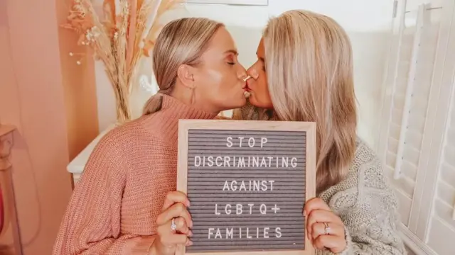 ويتني وميغان يتبادلان القبل