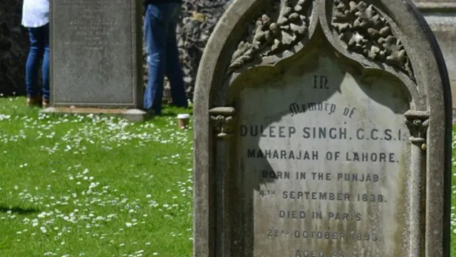 মহারাজা দুলীপ সিংকে সমাধিস্থ করা হয় এলভেডেন হলের চার্চইয়ার্ডে