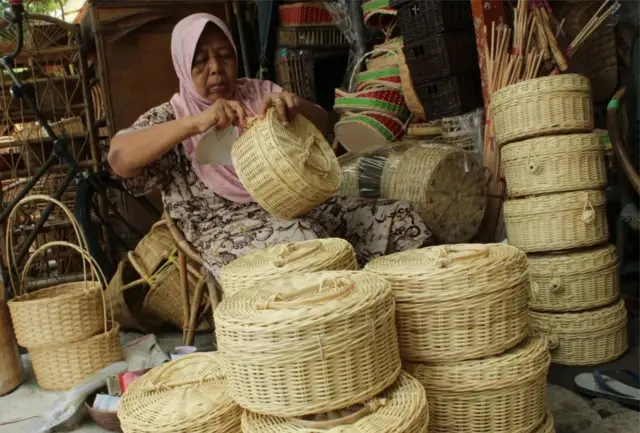 Pemangkasan anggaran belanja Kementerian Usaha Mikro, Kecil dan Menengah (UMKM) dikhawatirkan membuat pertumbuhan UMKM tersendat, sehingga kelas menengah ke bawah pun ikut kena imbasnya.