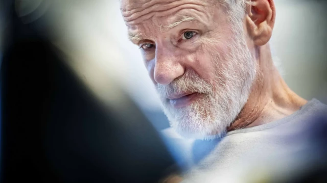 Gros sur le visage d'un homme à la barbe blanche