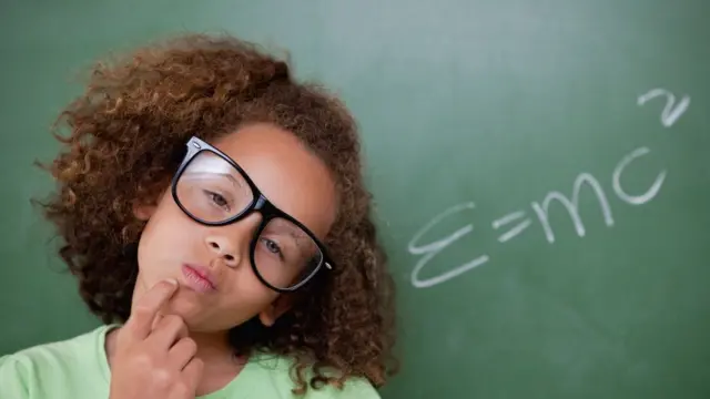 Garota diante do quadro negro