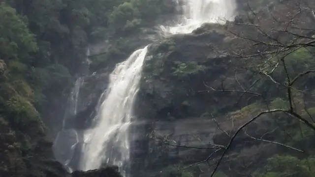 မတူပီမြို့နယ် ထီးဆောင်းရွာအနီးက ဘုံတလာရေတံခွန်