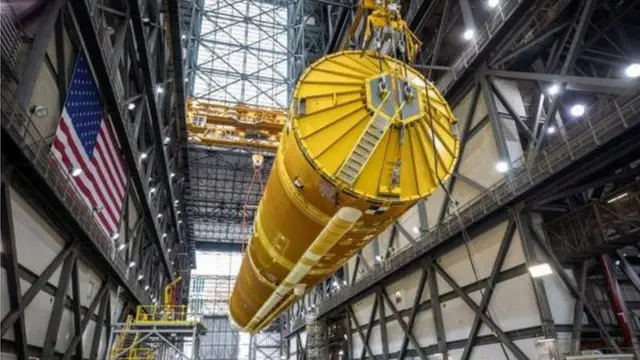 વ્હિકલ ઍસેમ્બલી બિલ્ડિંગ (VAB)માં કોર સ્ટેજ ઊભું કરાયું છે