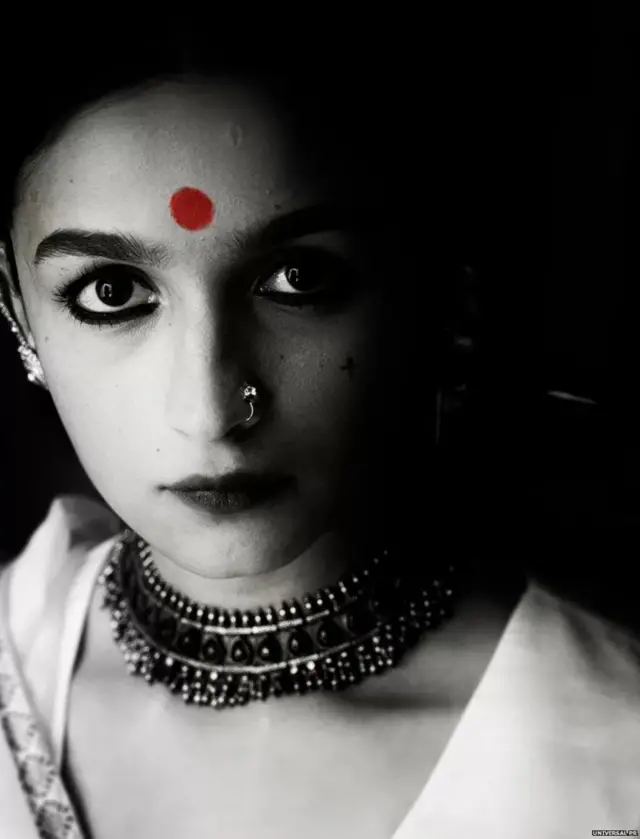 گنگوبائی کاٹھیاواڑی کا کردار اداکارہ عالیہ بھٹ نے ادا کیا ہے