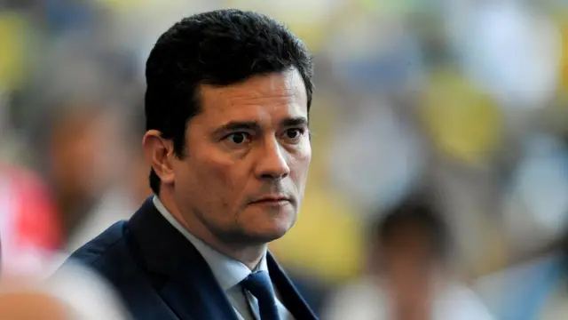 Sergio Moro aparece com olhar compenetrado